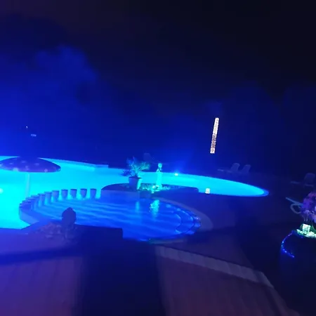 Familial Entre Les Pins בקתה אגדה